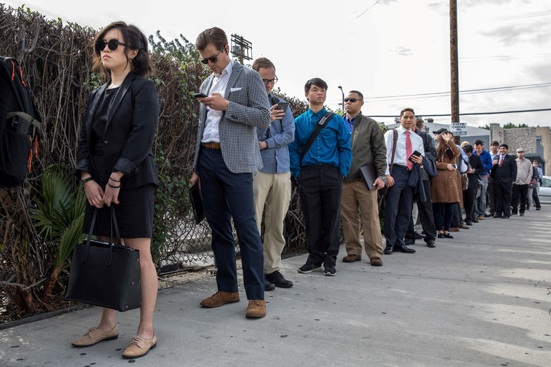© Reuters. Zdjęcie: Jobseekerline-up na targach TechFair w Los Angeles