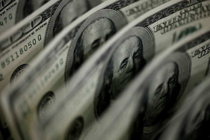 Dolar oscyluje w pobliżu jednego miesiąca, jak polityka Bidena FX nabiera kształtu Reuters