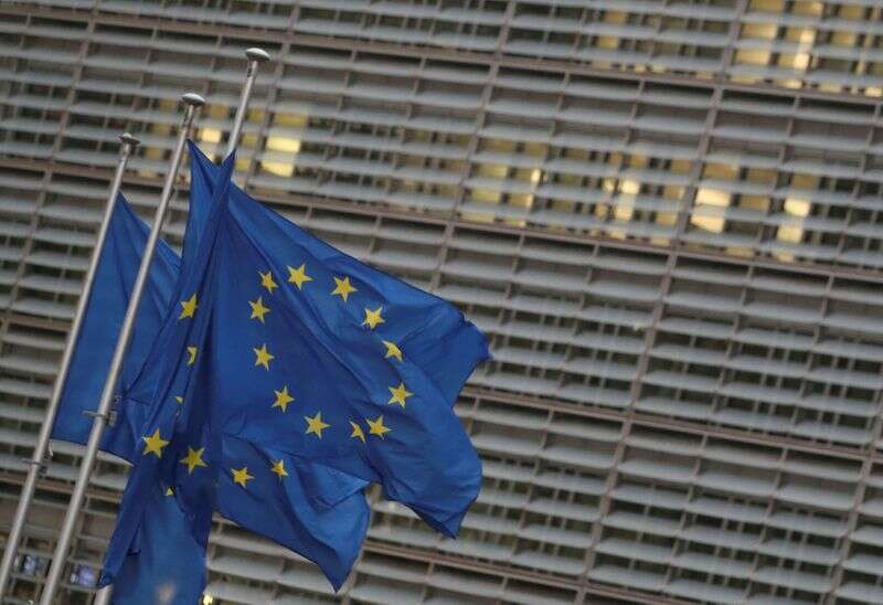 UE stara się zmniejszyć zależność od dolara amerykańskiego, inne centra finansowe Reuters