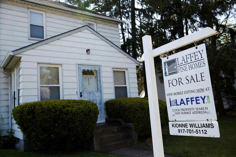 Wzrost sprzedaży domów w USA; zapasy spada do rekordowo niskich Reuters