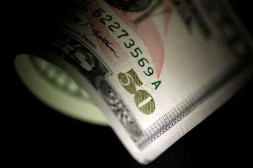 Dolar zachowuje pozytywny ton na obawach Covid, karmione zwężającymi się przez Investing.com
