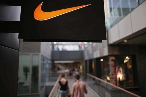 Nike Przychody tęskni w Q1 jako nieszczęścia łańcucha zasilającego ważyć sprzedaż przez Investing.com