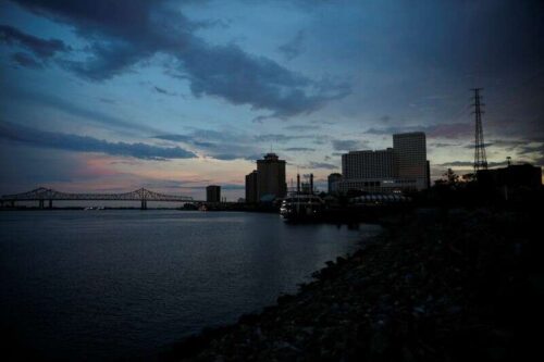 Linie energetyczne blokujące Mississippi River do usunięcia piątek -Nobt przez Reuters