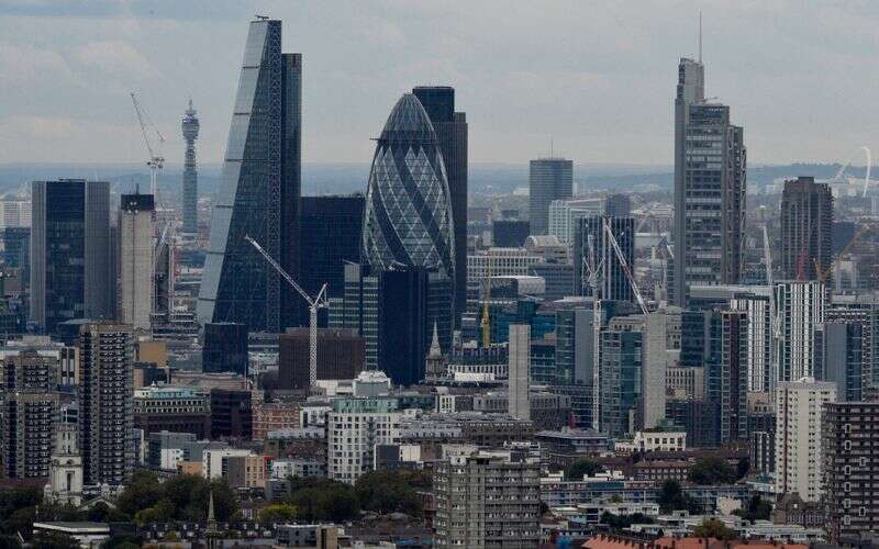 Gospodarka Wielkiej Brytanii straciła więcej pędu w sierpniu, pokazuje privi Survey przez Reuters