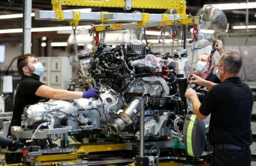 Małe brytyjskie fabryki mówią, że niedobory personelowe podnoszą presję płac przez Reuters