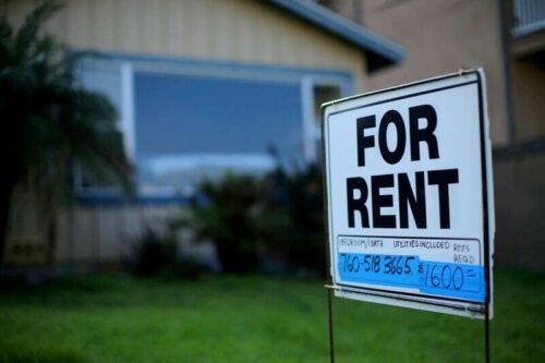 Strona główna w USA wspina się na dziewięć miesięcy wysokości; niedobór mieszkania utrzymuje się przez Reuters