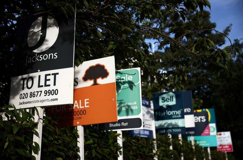 Zadawanie cen dla domów w Wielkiej Brytanii Wślizgują listopad: Rightmove by Reuters