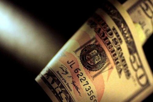 Krawędzie dolara niższe; Lira odbija się na nowe środki inwestycyjne