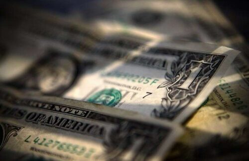 Dollar Up, ale zyski ograniczone jako obawy Omicronowe nadal ustępują przez Investing.com