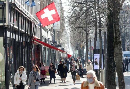 Szwajcar oczekuje wolnego wzrostu gospodarczego jako powrót pandemiczny przez Reuters