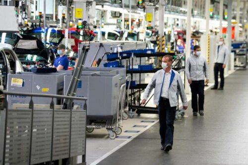Wzrost fabryki strefy euro odebranej w presji inflacyjnych zamontowanych przez Reuters
