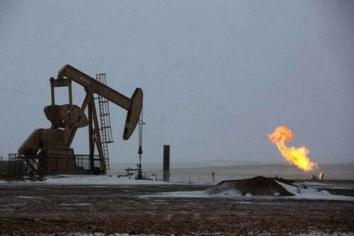 Ropa naftowa wyższa; Duży surowy rysunek i Omicron Optymizm pomaga przez inwestycję