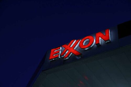 Grupa aktywistyczna cele Exxon z rozdzielczością klimatu Akcjonariusza przez Reuters