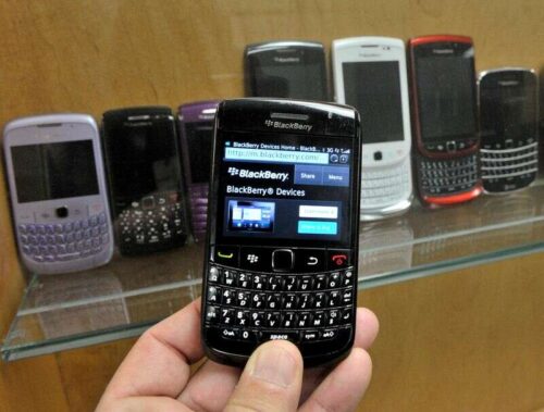 BlackBerry ciągnie obsługę życia dla niezbędnego smartfona biznesowego przez Reuters