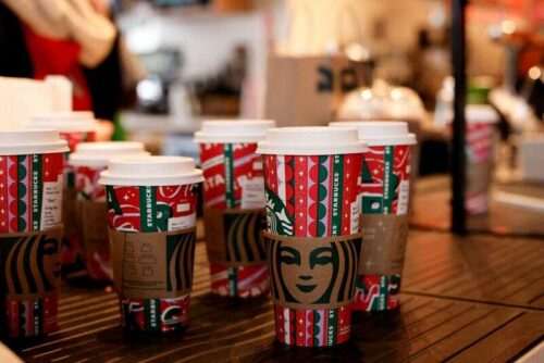 Pracownicy w Unionized New York Starbucks Store Kontynuuj wychodzą nad kadrową, bezpieczeństwem przez Reuters