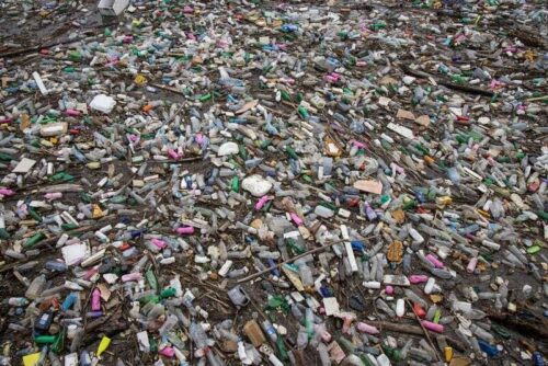 Duże marki wzywają do globalnego paktu, aby wyciąć produkcję plastikową przez Reuters