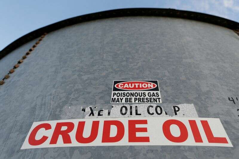 Rajd naftowy do zasilania w zakresie sankcji na rynku przepustnicy Rosji – sondaż reuterowy przez Reuter